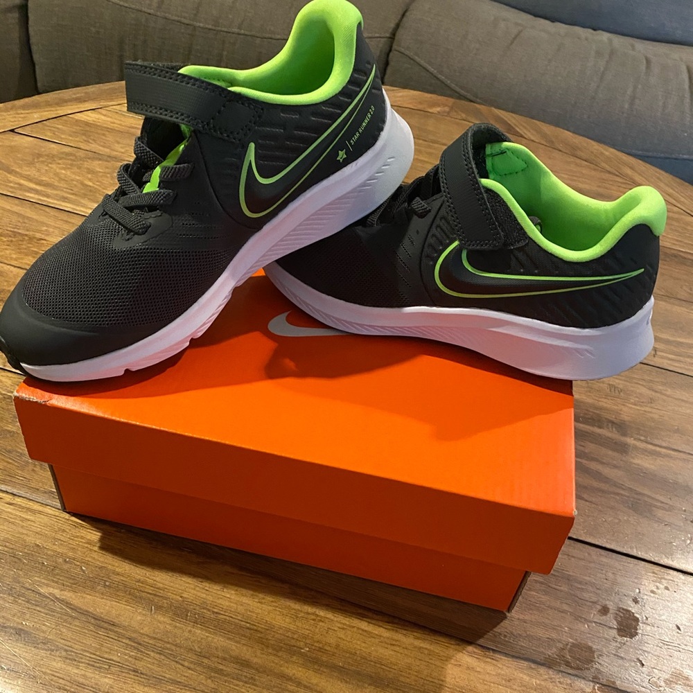 NEW IN BOX boys size 2 Nike Star Runner Sneakers